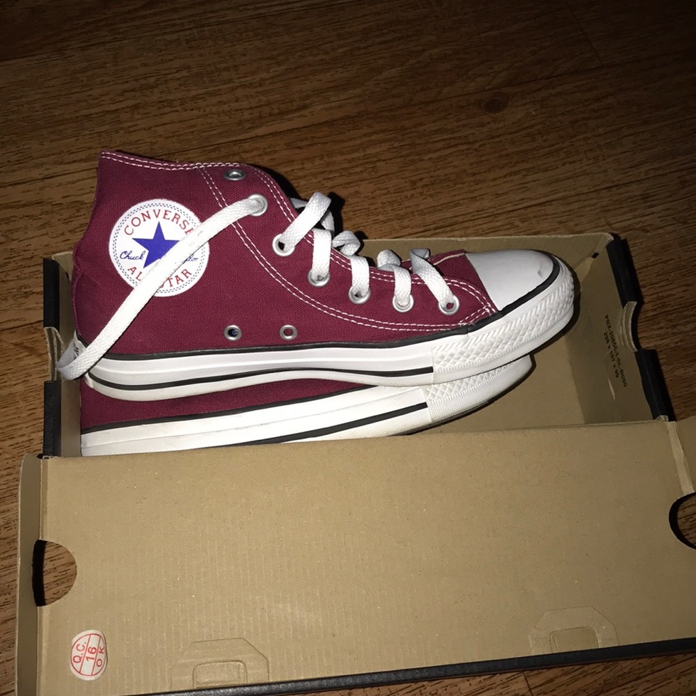 Women converse (worn once) 💛